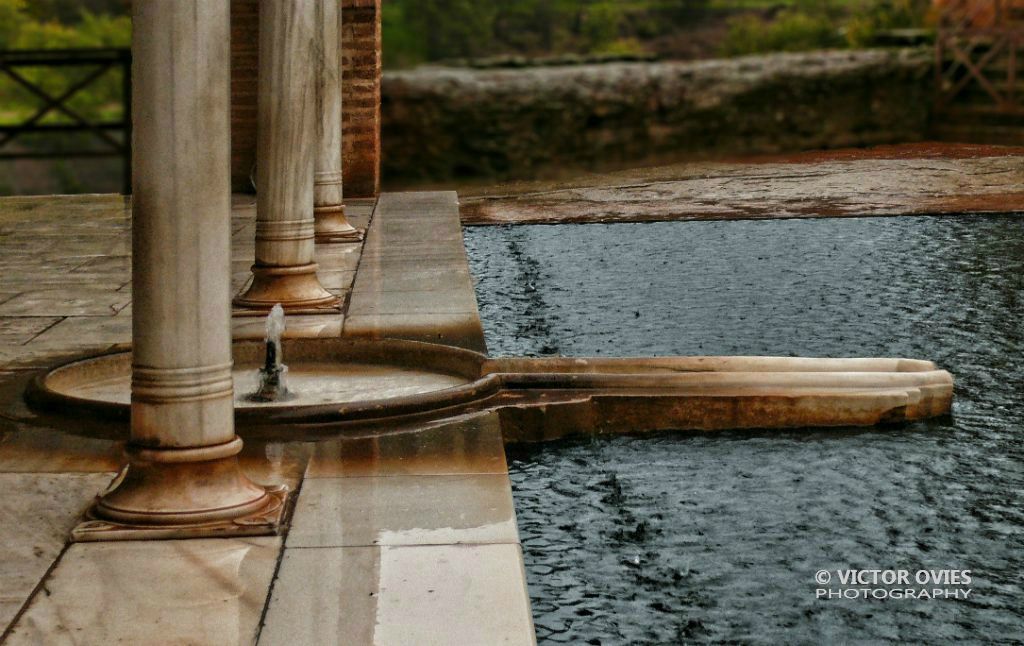 Palacio del Pórtico del Partal in the rain